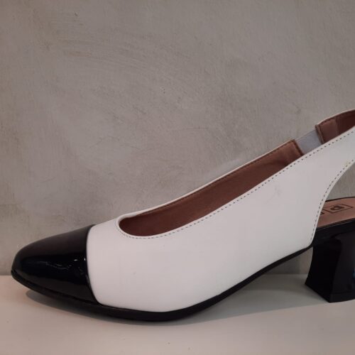 Elegantes zapatos de salón negros de piel charol y napa con forro técnico transpirable