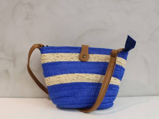 Bandolera de verano azul y crudo con efecto rafia y asa de cuero de Calzalia Boltaña.
