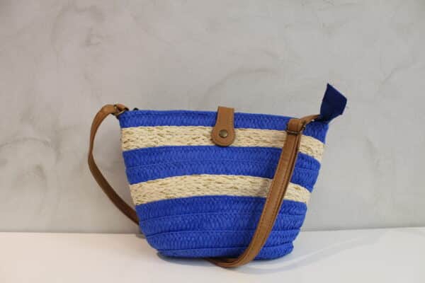 Bandolera de verano azul y crudo con efecto rafia y asa de cuero de Calzalia Boltaña.